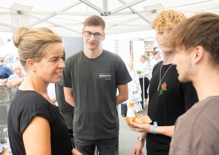 Mona Neubaur im Gespräch mit Auszubildenden.