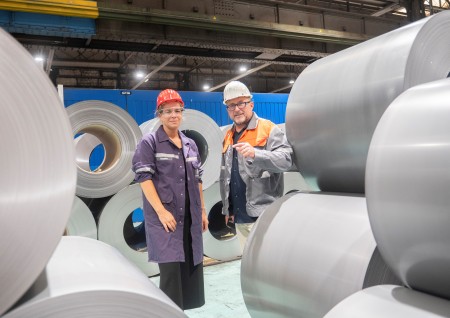 Mona Neubaur und Georgios Giovanakis in der Adjustage im Stammwerk von Electrical Steel in Gelsenkirchen.