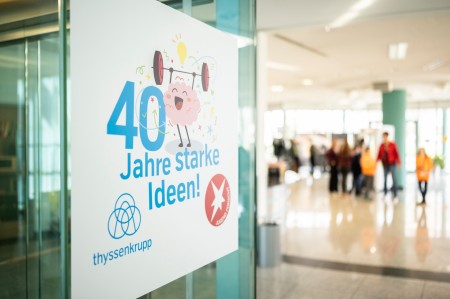 Seit 40 Jahren richtet thyssenkrupp Steel den Regionalwettbewerb Jugend forscht / Schüler experimentieren für Schüler:innen und Azubis im Alter von 9 bis 19 Jahren aus, die an Phänomenen der aktuellen Zeit in den Bereichen Arbeitswelt Mathematik, Informatik, Naturwissenschaften und Technik forschen. 