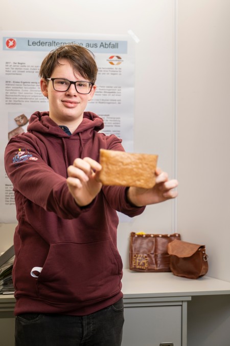 Felix Möller (17), Schüler des Collegium Josephinum in Bonn, gewann den 1. Preis in der Kategorie Chemie für seine „Lederalternative aus Abfall“, für die kein Tier sterben muss.
