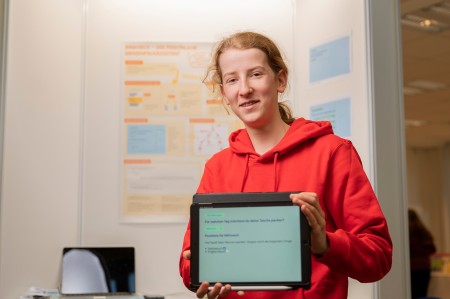 Den 1. Preis in der Kategorie Mathematik/Informatik gewann Florentine Pigulla (12) von der Königin-Luise-Schule in Köln für ihre selbst entwickelte App „Bagcheck – der persönliche Ranzenpackassistent“, die beim Packen des Ranzens unterstützt, damit man nichts mehr vergisst.
