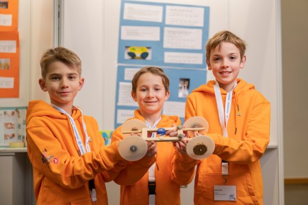 Henry Pilz (9), Fin Schweickert (10) und Karlson Heckmann (9) erforschten, wie ein Gummibandauto gebaut sein muss, damit es möglichst weit fährt. Die drei Schüler der Katholischen Grundschule Hangelar belegten mit ihrem Projekt Platz 1 in der Kategorie Physik.