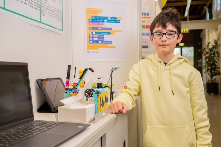 Den 1. Preis in der Kategorie Technik erhielt Henri Antz (10) vom Deutzer Gymnasium Schaurtestraße in Köln für seinen selbstgebauten Lego-Roboter, der nach dem Händewaschen automatisch eine bestimmte Anzahl von Papierhandtüchern ausgibt und somit den Papierverbrauch in der Schule verringern kann.