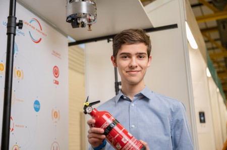 Den Regionalsieg für das beste interdisziplinäre Projekt erhielt Lauri Wilps (16) für sein automatisches Feuermelde- & Löschsystem L22 Fireprotect. Der Schüler der Kölner Königin-Luise-Schule hat einen Feuermelder entwickelt, der Feuer erkennen, lokalisieren und zielgerichtet in der Entstehungsphase löschen kann. 