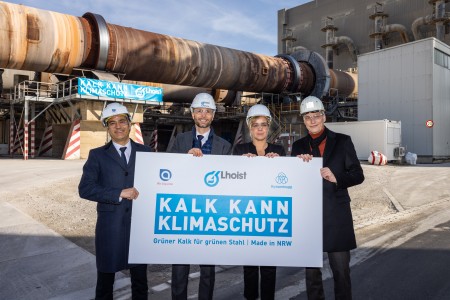 Gilles Le Van (Air Liquide), Thomas Perterer (Lhoist), NRW-Wirtschafts- und Klimaschutzministerin Mona Neubaur und Dr. Arnd Köfler (thyssenkrupp Steel) vor den Öfen von Europas größtem Kalkwerk in Wülfrath (v.l.). Gilles Le Van (Air Liquide), Thomas Perterer (Lhoist), NRW-Wirtschafts- und Klimaschutzministerin Mona Neubaur und Dr. Arnd Köfler (thyssenkrupp Steel) vor den Öfen von Europas größtem Kalkwerk in Wülfrath (v.l.).