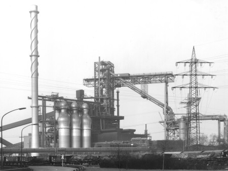 Die erste Ofenreise von „Schwelgern 1“ begann am 6. Februar 1973. Seit 2020 emittiert der „schwarze Riese“ dank eines innovativen Verfahrens, bei dem zusätzlich Sauerstoff eingeblasen wird, weniger Kohlendioxid als zuvor. Langfristig werden die kohlebasierten Hochöfen im Rahmen der Transformation zur klimaneutralen Stahlherstellung durch mit Wasserstoff betriebene Direktreduktionsanlagen abgelöst. Die erste Ofenreise von „Schwelgern 1“ begann am 6. Februar 1973. Seit 2020 emittiert der „schwarze Riese“ dank eines innovativen Verfahrens, bei dem zusätzlich Sauerstoff eingeblasen wird, weniger Kohlendioxid als zuvor. Langfristig werden die kohlebasierten Hochöfen im Rahmen der Transformation zur klimaneutralen Stahlherstellung durch mit Wasserstoff betriebene Direktreduktionsanlagen abgelöst.