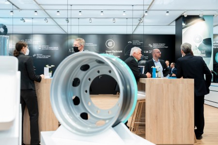 Mit bluemint® Steel präsentiert thyssenkrupp Steel seinen bereits heute erhältlichen Stahl mit deutlich verringerter CO2-Intensität auf der Green Steel World 2023 vor. Mit seinem technologisch führenden Konzept zur Dekarbonisierung der Stahlproduktion tkH2Steel® will der Stahlhersteller bis spätestens 2045 klimaneutral Stahl erzeugen. Mit bluemint® Steel präsentiert thyssenkrupp Steel seinen bereits heute erhältlichen Stahl mit deutlich verringerter CO2-Intensität auf der Green Steel World 2023 vor. Mit seinem technologisch führenden Konzept zur Dekarbonisierung der Stahlproduktion tkH2Steel® will der Stahlhersteller bis spätestens 2045 klimaneutral Stahl erzeugen.