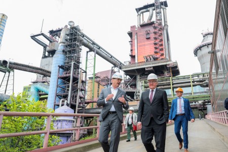 Besonderer Gast bei thyssenkrupp Steel: Bundespräsident Frank-Walter Steinmeier hat heute im Rahmen seiner Reise durch Nordrhein-Westfalen thyssenkrupp Steel in Duisburg besucht. Bernhard Osburg (links), CEO thyssenkrupp Steel mit Bundespräsident Frank-Walter Steinmeier  Besonderer Gast bei thyssenkrupp Steel: Bundespräsident Frank-Walter Steinmeier hat heute im Rahmen seiner Reise durch Nordrhein-Westfalen thyssenkrupp Steel in Duisburg besucht. Bernhard Osburg (links), CEO thyssenkrupp Steel mit Bundespräsident Frank-Walter Steinmeier