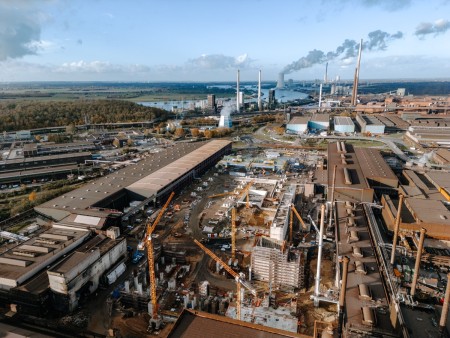 Mit der Grundsteinlegung zum Bau eines modernen Warmbandwerkes und eines Brammenlagers, dem Um- und Neubau zweier Stranggießanlagen sowie dem Bau von zwei neuen Hubbalkenöfen setzt thyssenkrupp Steel entscheidende Schritte zur Stärkung seiner Position im europäischen Wettbewerb und zum Ausbau seiner Technologie- und Qualitätsführerschaft.