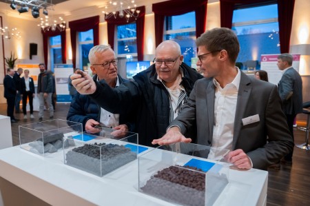 Interessierte Bürger tauschen sich mit Fachexperten über die Pläne für eine klimaneutrale Stahlproduktion bei thyssenkrupp Steel aus.