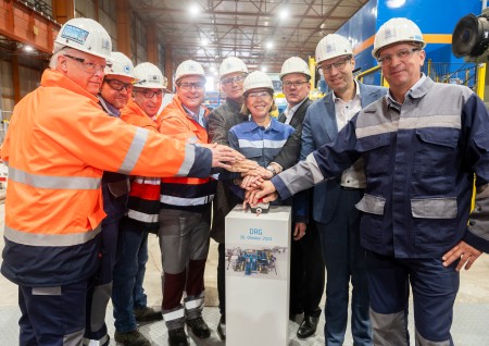 Fertigstellung des neuen Doppelreversiergerüsts bei thyssenkrupp Steel in Bochum: v. l. n. r. Dr. Harald Espenhahn (Leiter Technology und Environment Management, thyssenkrupp Steel), Ralf Häußler (Technology, thyssenkrupp Steel), Engin Karakurt (Betriebsrat, thyssenkrupp Steel Bochum), Andy Rohe (Leiter Downstream, thyssenkrupp Steel), Thomas Wollinger (Geschäftsführer, Bochum Wirtschaftsentwicklung), Dr. Heike Denecke-Arnold (Chief Operations Officer, thyssenkrupp Steel), Hans-Jürgen Zeiher (Executive Vice President, Primetals), Thomas Eiskirch (Oberbürgermeister Bochum), Markus Kovac (Werksbereichsleiter Bochum, thyssenkrupp Steel),