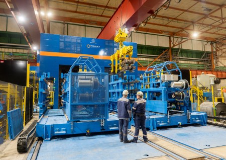 Mit dem neuen Doppelreversiergerüst (DRG) stellt thyssenkrupp Steel das erste Aggregat beim Umbau seines Standortes Bochum zum Kompetenzzentrum für Elektromobilität fertig. 