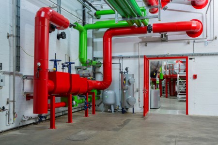 Links im Vordergrund: Eintritt der Dampfübernahmeleitung in die König-Brauerei, rechts im Hintergrund: Tür zur Dampfübergabestation