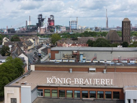 Duisburger Traditionsunternehmen in guter Nachbarschaft: Die König-Brauerei (im Vordergrund) und thyssenkrupp Steel (im Hintergrund)