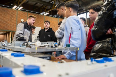 Schüler:innen der Duisburger Gottfried-Wilhelm-Leibniz Gesamtschule besuchten das Ausbildungszentrum von thyssenkrupp Steel. Im Rahmen der Berufsorientierung für die Sekundarstufe I bekamen sie Einblicke von den Auszubildenden u.a. in Elektro- und Metallberufe und Wissenswertes zur Ausbildung beim Duisburger Stahlhersteller. 