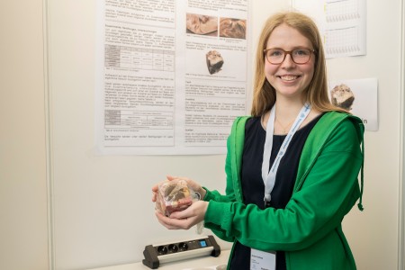 Anna Fromme (16) aus Bochum beim Regionalwettbewerb Jugend forscht in Duisburg. Im Bildungszentrum von thyssenkrupp Steel stellte sie neben 41 weiteren Jungforscher:innen ihr Projekt vor, aus einem Pilzmyzel einen Baustoff der Zukunft herzustellen. Damit gewann sie nicht nur den zweiten Preis in der Kategorie Biologie, sondern auch zwei Sonderpreise. 