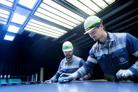 TAKO's inline inspection stand at thyssenkrupp Steel Europe in Duisburg, where the six-meter-long test sheets are ground to check them for surface defects. TAKO's inline inspection stand at thyssenkrupp Steel Europe in Duisburg, where the six-meter-long test sheets are ground to check them for surface defects.