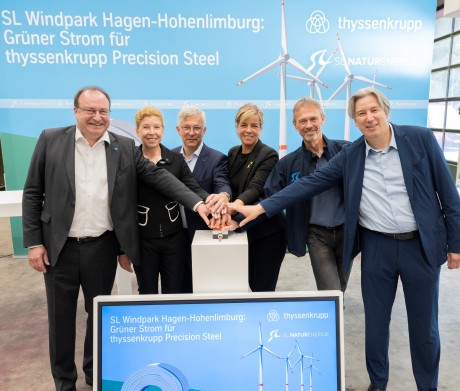 Von links nach rechts: Andre Matusczyk, Geschäftsführer der thyssenkrupp Hohenlimburg GmbH, Dr. Heike Denecke-Arnold, Produktions- und Vertriebsvorstand bei thyssenkrupp Steel, Erik O. Schulz, Oberbürgermeister Hagen, Mona Neubaur, NRW-Wirtschaftsministerin, Klaus Schulze Langenhorst, Gründer und Geschäftsführer der SL NaturEnergie, Milan Nitzschke, Geschäftsführer der SL NaturEnergie