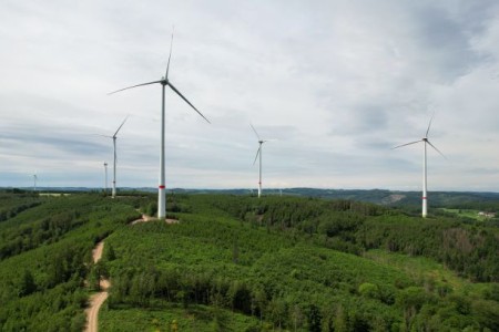 Endmontage der letzten neuen Enercon E-138 im Windpark Hohenlimburg: Nachdem ein Großkran den Rotor 149 Meter in die Höhe gezogen hat, wird er von Monteuren im Inneren befestigt. © SL NaturEnergie  Endmontage der letzten neuen Enercon E-138 im Windpark Hohenlimburg: Nachdem ein Großkran den Rotor 149 Meter in die Höhe gezogen hat, wird er von Monteuren im Inneren befestigt. © SL NaturEnergie