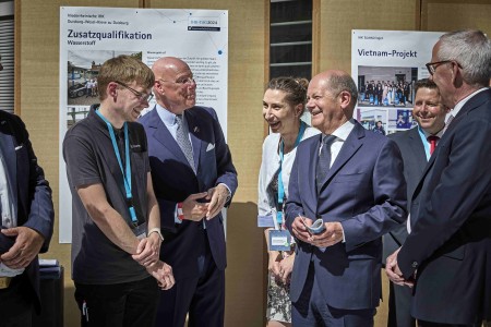 Bundeskanzler Olaf Scholz spricht am IHK-Tag in Berlin mit Werner Schaurte-Küppers, Präsident der Niederrheinischen IHK, Auszubildenden und weiteren Beteiligten über die neue Zusatzqualifikation Wasserstoff. Foto: DIHK/Werner Schuering 