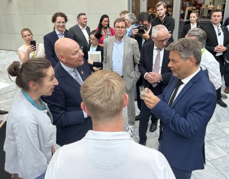Unter 120 vorgestellten Projekten wurde besonders die neue Zusatzqualifikation Wasserstoff gewürdigt. Darüber kam Bundeswirtschaftsminister Robert Habeck ins Gespräch mit Werner Schaurte-Küppers, Präsident der Niederrheinischen IHK (2. v. l.), und weiteren Gästen beim IHK-Tag in Berlin. Foto: Niederrheinische IHK 