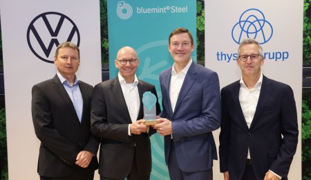 Im Rahmen der IZB in Wolfsburg haben thyssenkrupp Steel und Volkswagen Group ein MoU zur Belieferung mit CO2-reduziertem Stahl unterzeichnet.(V.L.n.R): Matthias Eden, Leiter Konzern- und Markenbeschaffung Metall Rohmaterial und Abgasanlagen, Volkswagen Group; Michael Bäcker, Leiter Konzern Beschaffung Metall, Volkswagen Group; Dennis Grimm, Spokesman of the Executive Board thyssenkrupp Steel; Simon Stephan, Sales Automotive, Senior Vice President, thyssenkrupp Steel.