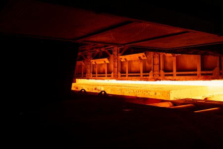 250 Millionen Tonnen Warmbandstahl hat das Duisburger Warmbandwerk 2 von thyssenkrupp Steel seit seiner Inbetriebnahme 1964 produziert. Im neuen Hubbalkenofen werden Brammen für anspruchsvolle Außenhautgüten in der Automobilindustrie besonders schonend transportiert.