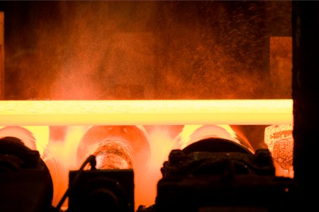 Auf rund 1.250 °C erhitzt werden die Brammen auf der 700 Meter langen Warmbreitbandstraße des Warmbandwerks 2 in mehreren Walzstufen zu nur 1,5 Millimetern dicken und bis zu 1,7 Kilometern langen Stahlbändern verarbeitet. 