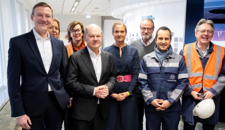 Bundeskanzler Olaf Scholz zu Besuch bei thyssenkrupp Steel in Duisburg. Von links nach rechts: Dennis Grimm, Sprecher des Vorstands, Bundestagspräsidentin Bärbel Bas, Ilse Henne, Aufsichtsratsvorsitzende thyssenkrupp Steel, Bundeskanzler Olaf Scholz, Chief Transformation Officer Dr. Marie Jaroni, Arbeitsdirektor und Personalvorstand Dirk Schulte, Mahmut Özdemir, MdB, Achim Post, MdB 