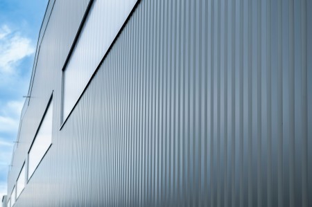 Made of bluemint® Steel: Trapezprofil für gewerbliche Fassaden gefertigt aus CO2-reduziertem Stahl: bluemint® pladur® Daylight