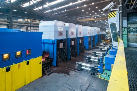 Die Mittelbandstraße von thyssenkrupp Hohenlimburg heute: digitalisiert und ausgelegt für höchste Präzision bei der Herstellung anspruchsvoller Warmbandgüten für Fahrzeuge, Kaltwalzindustrie, Maschinenbau und Elektroindustrie.