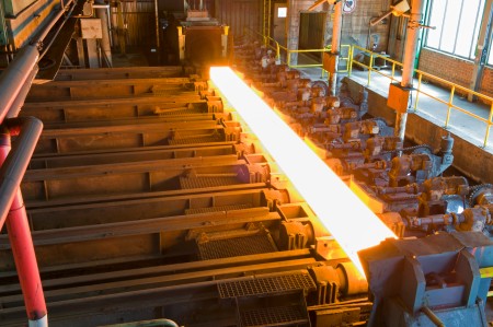 Schmalbramme auf dem Weg zur Walzstraße: präzise vorgewärmt im neuen HBO 3, verarbeitet auf der digitalisierten Mittelbandstraße von thyssenkrupp Hohenlimburg.
