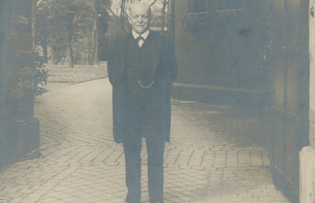 August Thyssen am Torbogen von Schloss Landsberg (Kurt Ernst, 1911). Der Unternehmer prägte mit seinen Entscheidungen die industrielle Entwicklung des Ruhrgebiets maßgeblich – und verstand seine Arbeit als Beitrag zum Gemeinwohl: „Von meiner Lebensarbeit hat die Allgemeinheit mehr Vorteile gehabt als ich selbst. Was ich geschafft und erarbeitet habe, bleibt schließlich doch nur der Allgemeinheit; denn ins andere Leben mit hinübernehmen kann ich nichts davon.“ (1922)