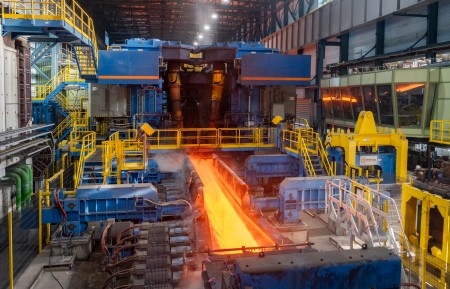 Blick auf die Walzgerüste im Warmbandwerk 4 in Duisburg: Nach umfangreichen Instandsetzungsarbeiten hat thyssenkrupp Steel den Probebetrieb der Anlage wieder aufgenommen. Das Werk ist auf die Produktion warmgewalzter Flachstahlerzeugnisse in unterschiedlichen Güten und Abmessungen ausgelegt.