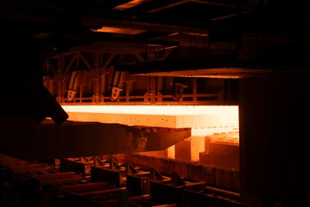 Frisch aus dem Hubbalkenofen: Die umfassend modernisierte Anlage ist mit zwei neuen Hubbalkenöfen ausgestattet, die eine präzisere Walzgenauigkeit sowie eine optimierte Oberflächenqualität ermöglichen. Die erzeugten warmgewalzten Flachstähle kommen unter anderem in der Automobilindustrie, im Maschinen- und Anlagenbau sowie in der Bau- und Energiebranche zum Einsatz.
