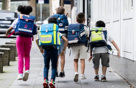 Ein guter Start für i Männchen: Jeder am 9. März im Pop up Store bei thyssenkrupp Steel gekaufte tonton Schulranzen sorgt dafür, dass ein weiteres Duisburger Kind einen Tornister für den Schulstart bekommt. Das gemeinsame Engagement der Stiftung Kinderglück und thyssenkrupp Steel unterstützt Familien, die sich eine Grundausstattung zur Einschulung nicht leisten können.