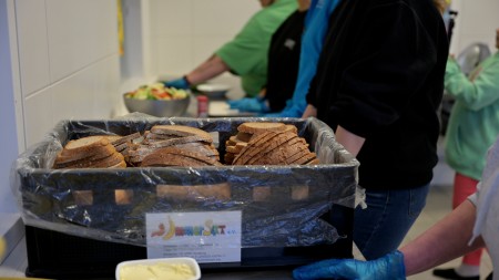 Täglich vorbereitet: Mitarbeitende von Immersatt schmieren Pausenbrote für rund 900 Duisburger Kinder. Die neue Brotschneidemaschine – ermöglicht durch die thyssenkrupp Steel Spendenaktion ‚Heldenstulle‘ – erleichtert die Arbeit erheblich.