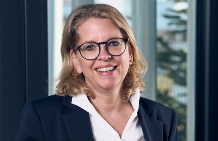 Clarissa Odewald (CEO von thyssenkrupp Rasselstein) mit der neuen Weißblechdose aus bluemint® Steel