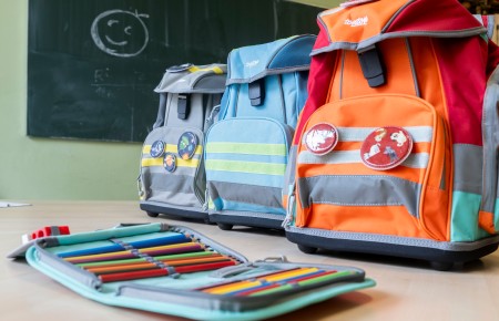 Gemeinsam mit dem Förderverein Hüttenhelden e. V., der TARGOBANK, dem Lions Club Duisburg-Concordia und der Feuerwehr Duisburg unterstützt thyssenkrupp Steel Duisburger Familien zum Schulstart mit Schulranzen für Erstklässlerinnen und Erstklässler.