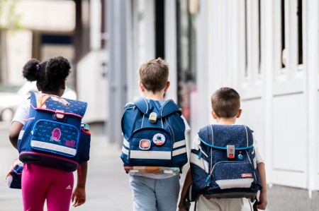 Das Duisburger Schulranzenprojekt hat in diesem Jahr bereits mehr als 200 Schulranzen verteilt. Aktuell können Grundschulen weiteren Bedarf für Erstklässlerinnen und Erstklässler melden.