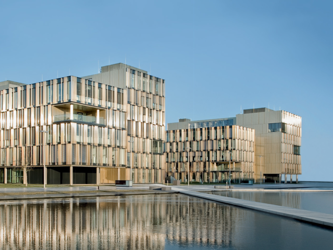 The facade and interior lining of the new thyssenkrupp headquarters in Essen were made with reflections pearl in a unique color. The facade and interior lining of the new thyssenkrupp headquarters in Essen were made with reflections pearl in a unique color.