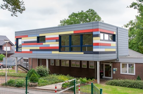 A part of the facade of the day-care center St. Lambertus in Randerath, Germany, was made with pladur® Deluxe bauhausstil naturmatt color collection. 