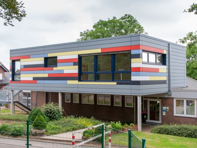 A part of the facade of the day-care center St. Lambertus in Randerath, Germany, was made with pladur® Deluxe bauhausstil naturmatt color collection. 