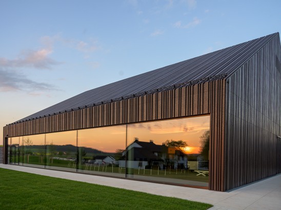 Das Luxushotel Öschberhof: ein Beispiel für ein Bauprojekt im Geschossbau mit pladur® Relief Icecrystal − und ein Entwurf des Architekturbüros Allmann Sattler Wappner Architekten.