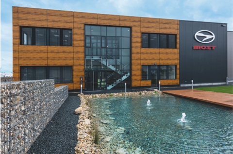 pladur® Relief Wood von thyssenkrupp Steel wurde für die Firmenzentrale MOST Mobile, Fürth, verwendet.