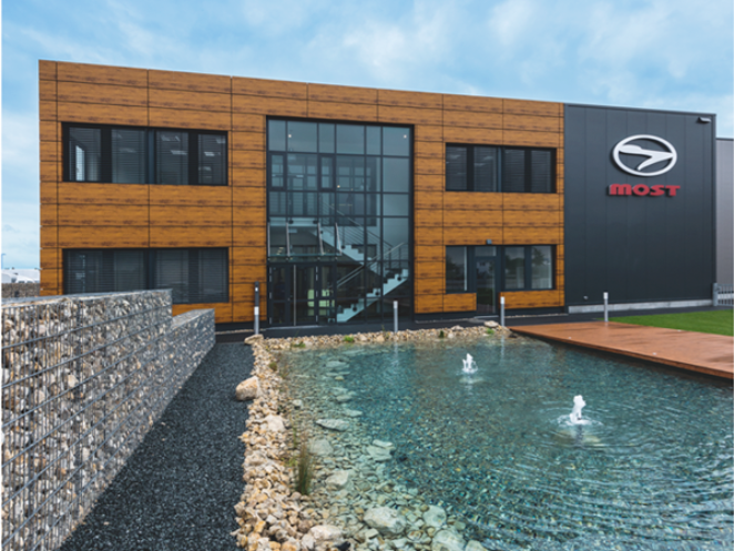 pladur® Relief Wood von thyssenkrupp Steel wurde für die Firmenzentrale MOST Mobile, Fürth, verwendet.