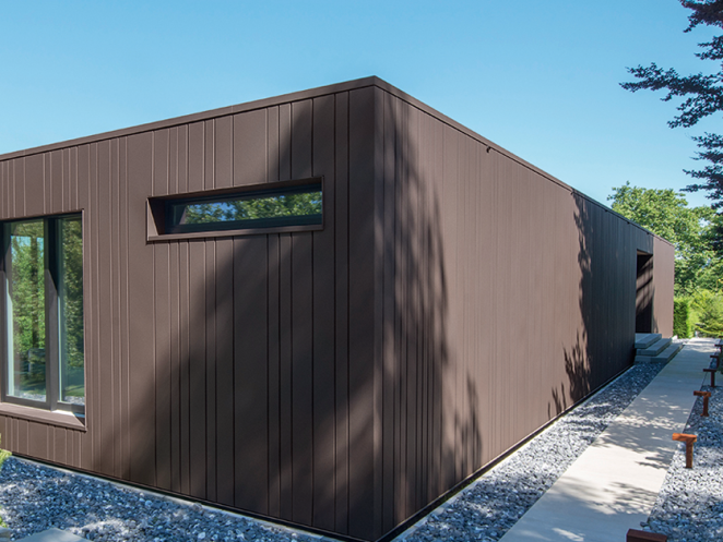 The private home in Frauenfeld, Switzerland, is the first with a steel facade made of pladur® Wrinkle. The private home in Frauenfeld, Switzerland, is the first with a steel facade made of pladur® Wrinkle.