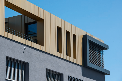 The steel panels made of reflections Pearl frem thyssenkrupp Steel lend the added story of the headquarters of the Goldmann Group, Bielefeld/Germany, a golden shine. The steel panels made of reflections Pearl frem thyssenkrupp Steel lend the added story of the headquarters of the Goldmann Group, Bielefeld/Germany, a golden shine.