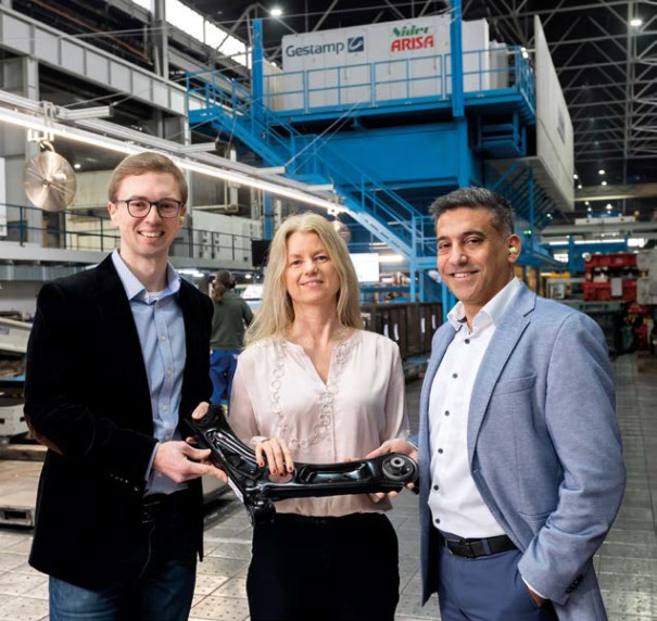 Close and successful cooperation: Alexander Lange (left) and Melanie Dinter from thyssenkrupp Steel together with Dr. Mehdi Asadi, Material Engineering Manager at Gestamp. Close and successful cooperation: Alexander Lange (left) and Melanie Dinter from thyssenkrupp Steel together with Dr. Mehdi Asadi, Material Engineering Manager at Gestamp.