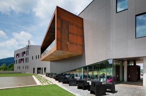 Art and Design Hotel Miura in Čeladná – materials such as concrete, wood and glass in combination with patinax characterize the architecture. Art and Design Hotel Miura in Čeladná – materials such as concrete, wood and glass in combination with patinax characterize the architecture.